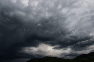 Dunkelgraue Regenwolken am Himmel
